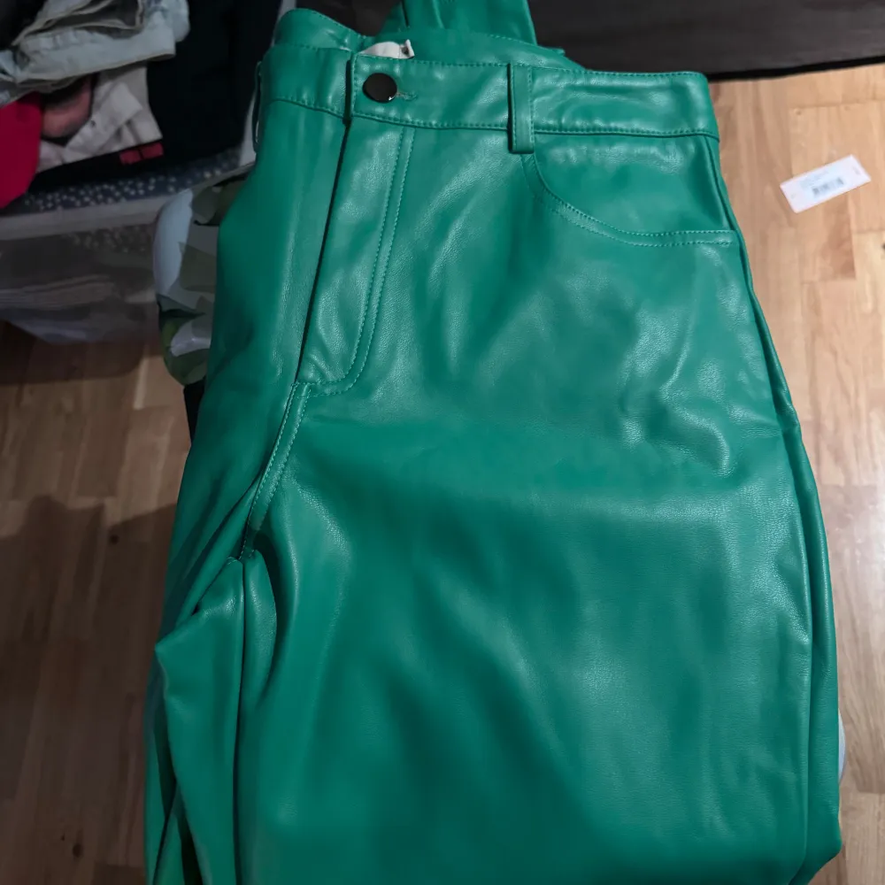 Gröna fake läder byxor från Nelly by Nelly  Strl 40  Aldrig använda 🌟🩷. Jeans & Byxor.