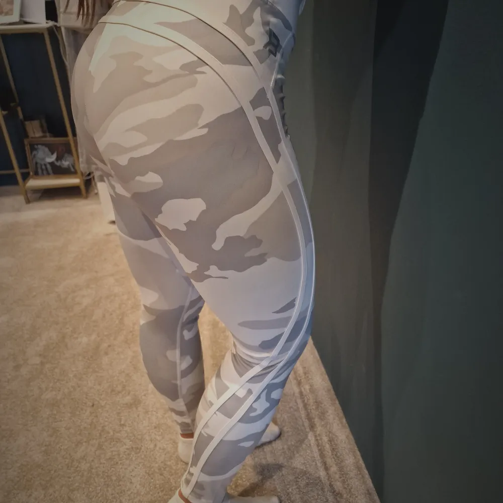 Camo tights med S söm som framhäver lår muskulaturen, tvättade en gång! Nyskick! . Sportswear.