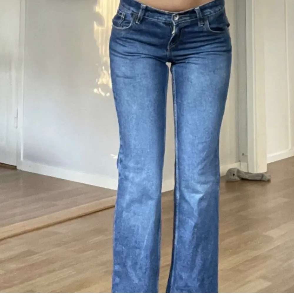 Super fina lågmidjade jeans som jag tyvärr måste sälja eftersom de är för små för mig, sparsamt använda och i fint skick!. Jeans & Byxor.