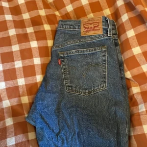 Levis 501 skinny  - Snygga jeans storlek 27-30. Jag tycker dom passar en 28 med.  