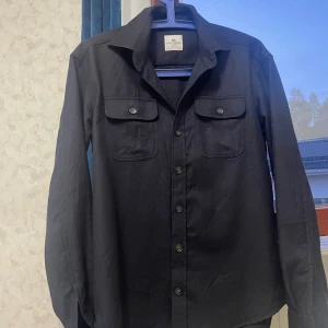 John henric overshirt - John henric overshirt som är perfekt till sommar kvällar. Tröjan är i otroligt bra skick med inga defekter. Färgen är mörk mörk blå. Storlek xs. Nypris 1000.