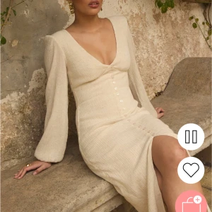 Klänning - Så fin lång klänning som är slutsåld. Den är helt ny med prislapp 🥰