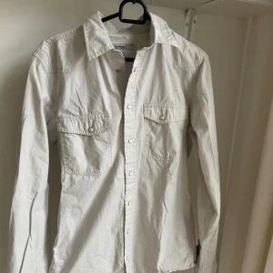 Overshirt - Nu så säljer jag denna riktigt stilrena overshirten från dressman som är perfekt nu inför sommaren. Den är i bra skick och är i storlek M. Ställ frågor vid funderingar!