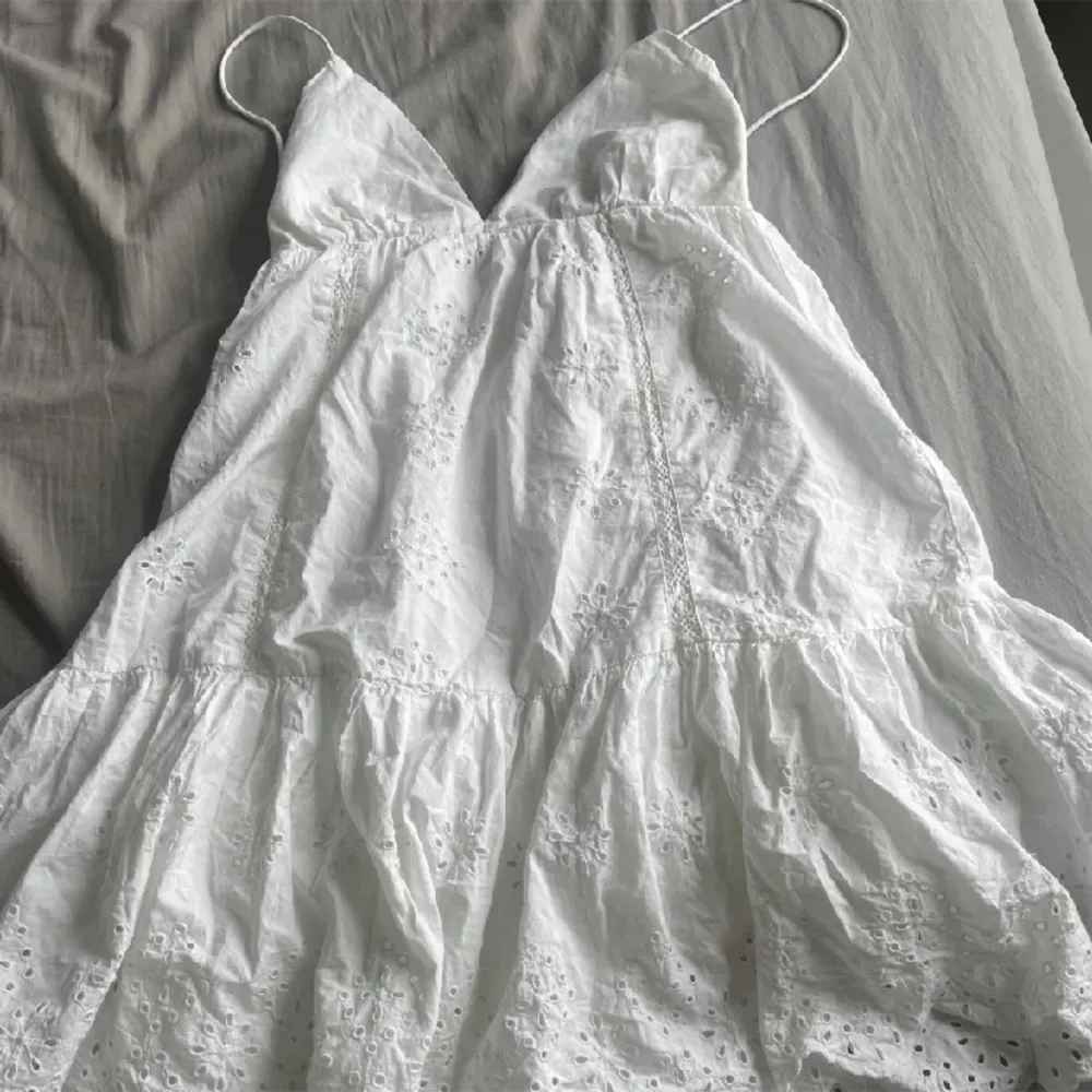 En vit sommar klänning från Zara❤️ slutsåld på hemsidan. Den är i storlek L men passar mig som har kläder i S/M. Klänningar.