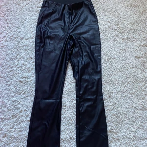 Svarta skinnbyxor🖤 - Storlek M. Svarta tajta med utsvängda ben. Inga skador!💓
