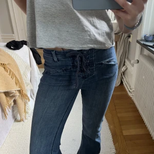Bootcut jeans  - Supersnygga coola Bootcut jeans med snörning upptill. Stretchiga i materialet, normalhöga i midjan. Mycket bra skick❤️🩷