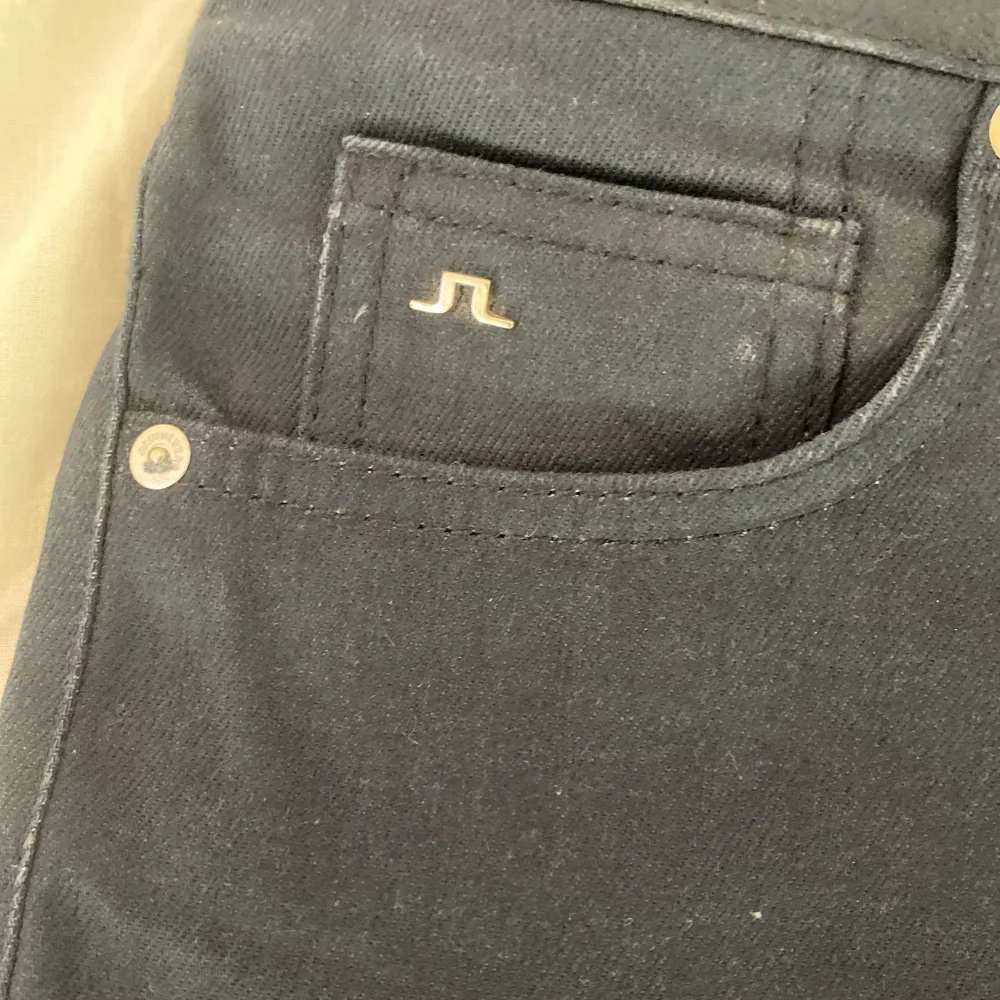 J.Lindeberg jeans i nyskick i storlek 30/32. Nypris ca 1600kr, skick 10/10 Pris går att diskutera ✅. Jeans & Byxor.
