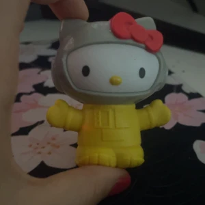 hellokitty figur  - en hellokitty figur. den kan ej stå på fötterna men jätte fin som prydnad. den är rätt så liten. kom privat för mer bilder 