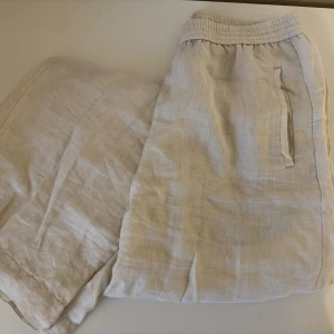 Linnebyxor  - Raka linnebyxor från Lindex. Fint skick och inga fläckar☺️🌸