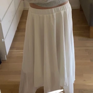 Lång vit kjol  - Oanvänd lång vit kjol, var tänkt att användas på scen i dans men har aldrig blivit använd <3