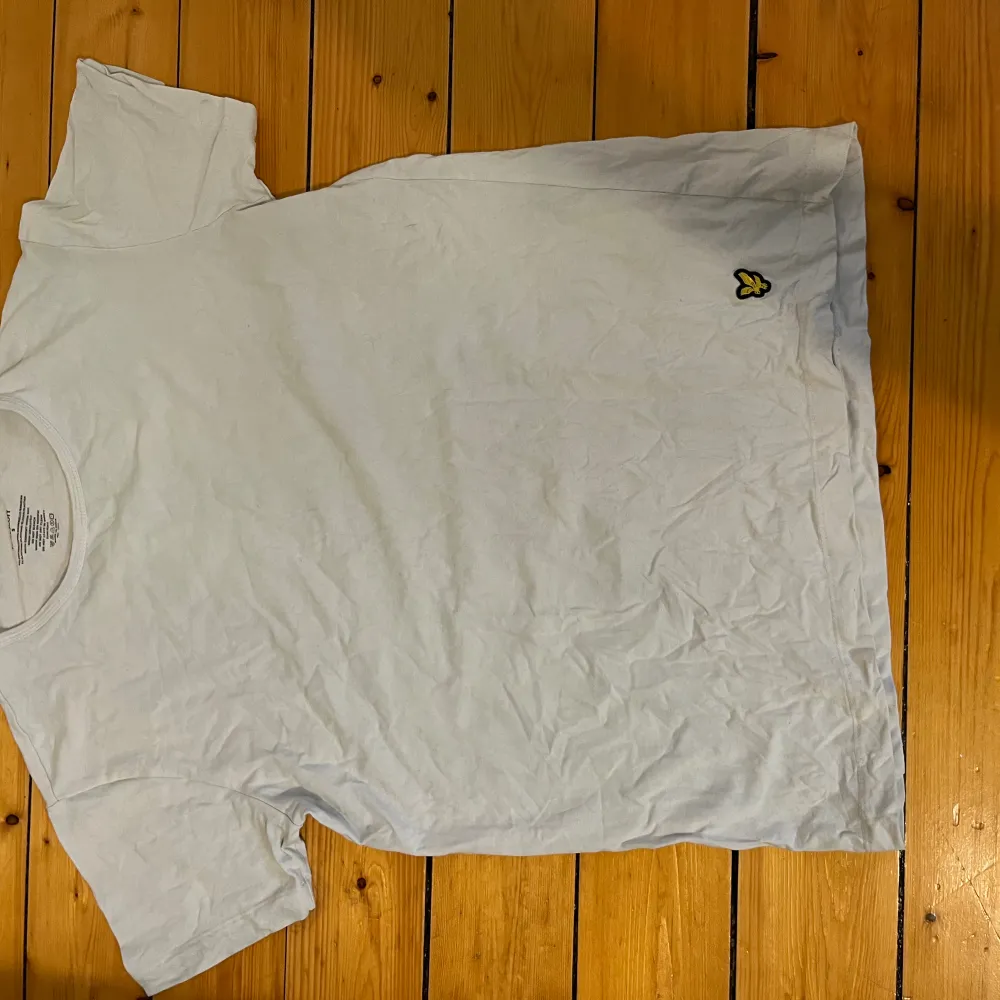 T shirt från lyle scott i storlek S, färgen är vit. Säljer denna då den inte längre passar mig. Använd men i bra skick fortfarande . T-shirts.