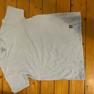 T shirt från lyle scott i storlek S, färgen är vit. Säljer denna då den inte längre passar mig. Använd men i bra skick fortfarande 