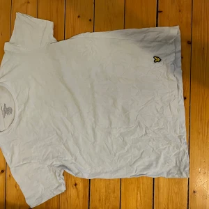 Lyle scott tshirt - T shirt från lyle scott i storlek S, färgen är vit. Säljer denna då den inte längre passar mig. Använd men i bra skick fortfarande 