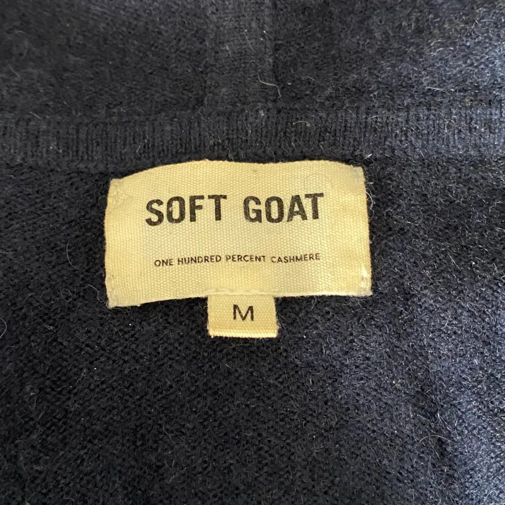 Hej säljer nu denna Kashmir hoodie från Soft Goat. Den är ej nopprig och den ser väldigt fräsch ut. Storlek M, färgen är mörkblå.. Tröjor & Koftor.