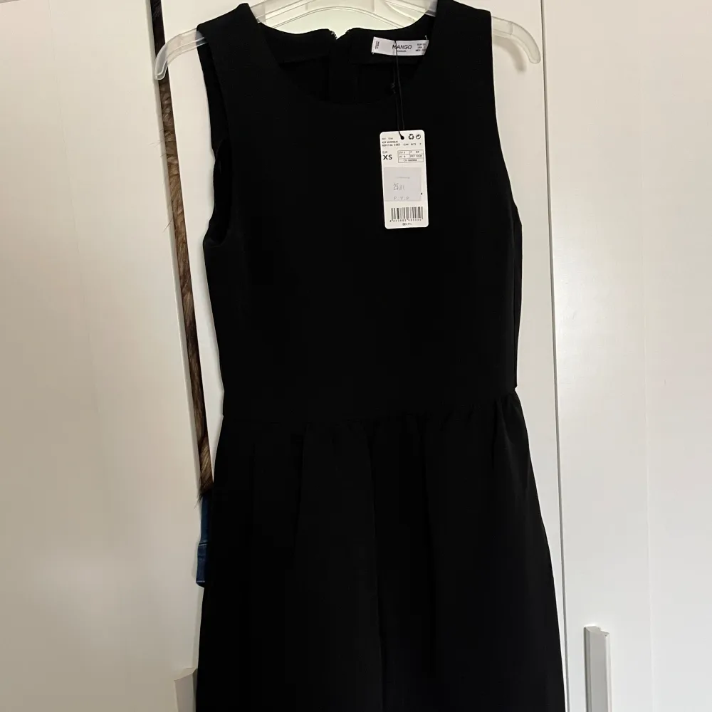 En svart klänning från Mango. Helt oanvänd med prislapp. Storlek X. Säljer eftersom den inte passar mig. Jätte fin till små event eller fester. Köpt för cirka 260 kr . Klänningar.