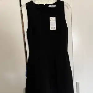 En svart klänning från Mango. Helt oanvänd med prislapp. Storlek X. Säljer eftersom den inte passar mig. Jätte fin till små event eller fester. Köpt för cirka 260 kr 