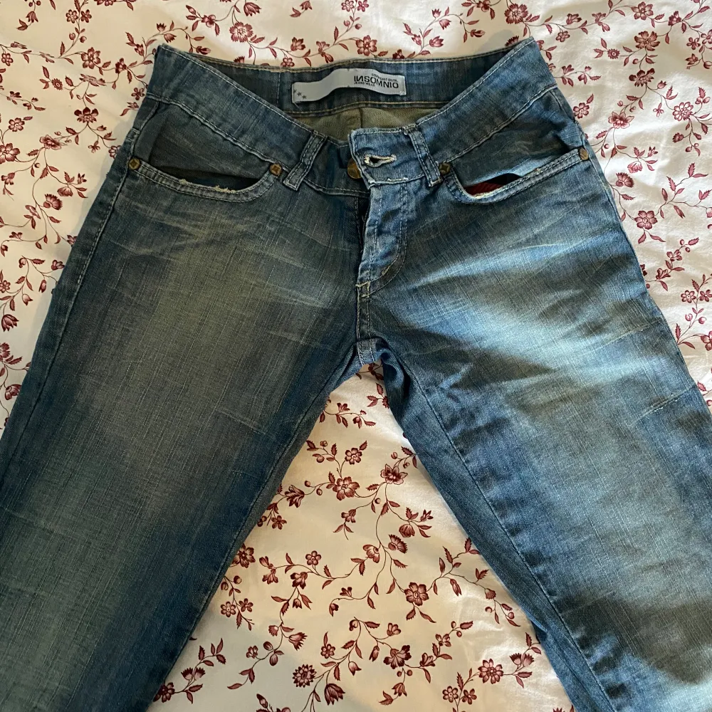 Jättefina lågmidjade jeans! Säljer pga att dom är för små i midjan, jag skulle säga att dom passar någon som har storlek 34 eller 32. Jag är 168 cm och dom passar perfekt💕. Jeans & Byxor.