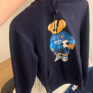 Polo bear hoodie - Fick denna från min morsa, knappt använd från mig, mycket fin, 