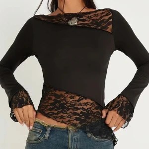 venderbys (liknande) tröja - unik och supersnygg tröja med delvis spets! Aldrig använd då den var lite för stor för mig❤️