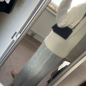 Klänning -  klänning går ner till fötterna på mig ( 165 ). Kan stylas som kjol, blus eller bara en klänning. Har inte använts bara testats. Är silvrig och glittrig. Lös o luftig så till sommar