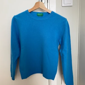 Blå tröja - Helt oanvänd och ren, jättesöt och luftig blå tröja. Står inte storlek, med materialet är stretchigt så den passar de flesta.