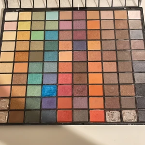 Ögonskuggspalett - Ögonskuggspalett med massa färger, saknas 4 st men ni ser det på bilden, ingår två borstar till, skriv för mer information 