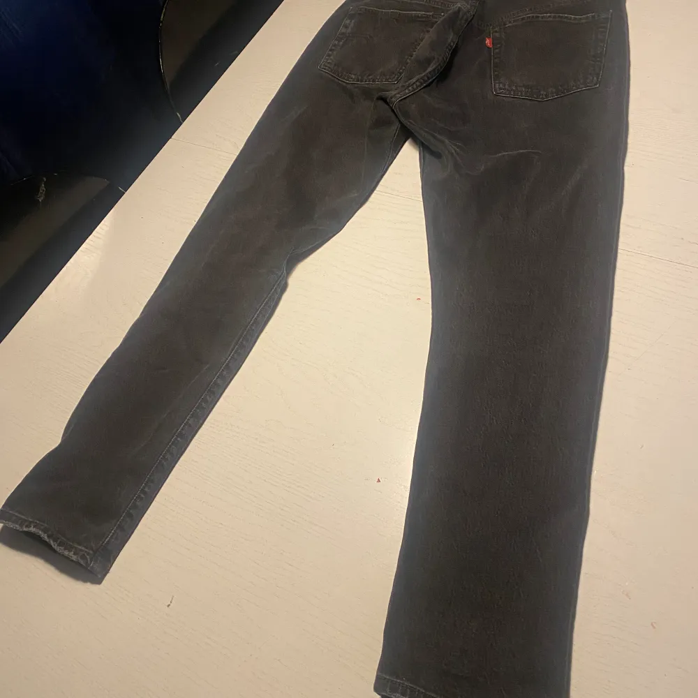 Säljer ett par svarta Levis 501 skinny i nyskick . Jeans & Byxor.