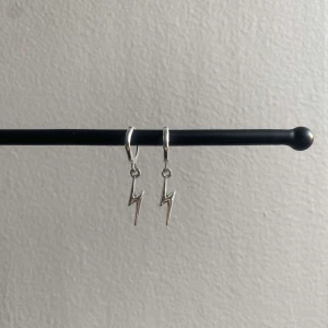 06silver örhängen  - Supersnygga och coola örhängen!! (Ej nickelfria)