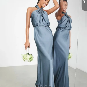 Balklänning från ASOS  - Blå långklänning från ASOS passar perfekt till balen. Pris kan diskuteras😃