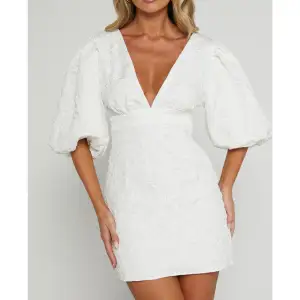 En vit superfin klänning från showpo! Aldrig använd, endast testad! Säljer vidare då den satt lite stort på mig. En perfekt klänning till studenten!!💓💓 i priset så är frakten + tullen man behövde betala när man beställde från deras hemsida inräknat 🫶🏼