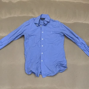 Ralph Lauren skjorta - Säljer nu min fina ralph lauren skjorta i storlek S, passar även M. Skjortan är skrynklig på bilden men stryks innan frakt.
