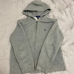 Ralph lauren zip 14-16 - Använd ett par gånger ganska bra skick. Inga fläckar eller skador. Är 173 och är kort på mig så  164 passar bra