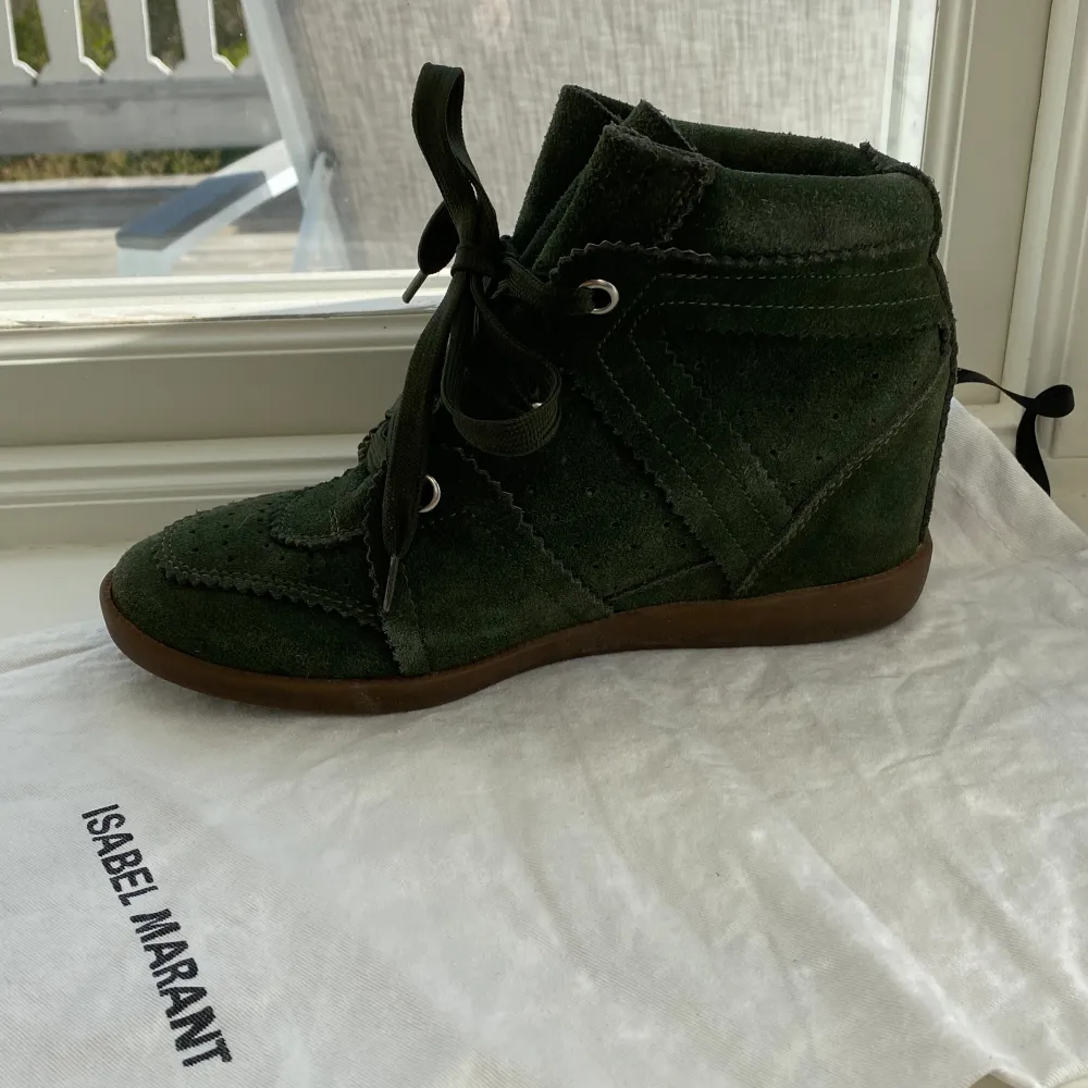 Sååå fina gröna skor från Isabel Marant i superfint skick. Perfekt nu till sommaren och våren. Kom jättegärna med prisförslag, vi kan säkert  komma överens!!☺️🫶Dustbag medföljer! . Skor.