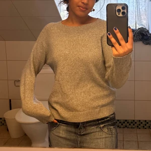 Grå stickad tröja  - 💅🏻💅🏻💅🏻