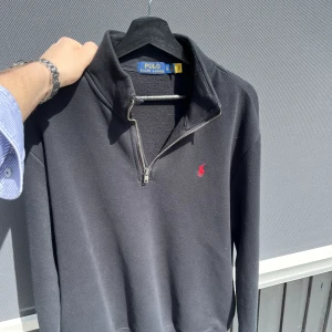 Ralph Lauren Half Zip - Ralph Lauren half zip i storlek L. Fick tröjan i julklapp men den passade inte mig. Använt endast en gång. Topp skick! Helt ny!  Nypris: 2200kr 
