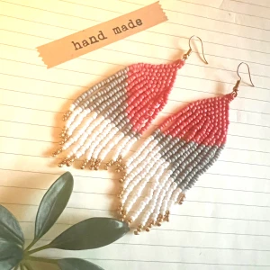 Örhängen  - Örhängen i korall, vitt, grått och guld