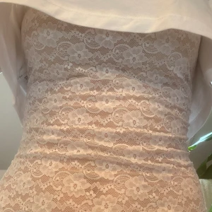 Spetslinne - Jättefint att ha under en croppad svart eller  vit t-shirt! Aldrig använd, endast testad