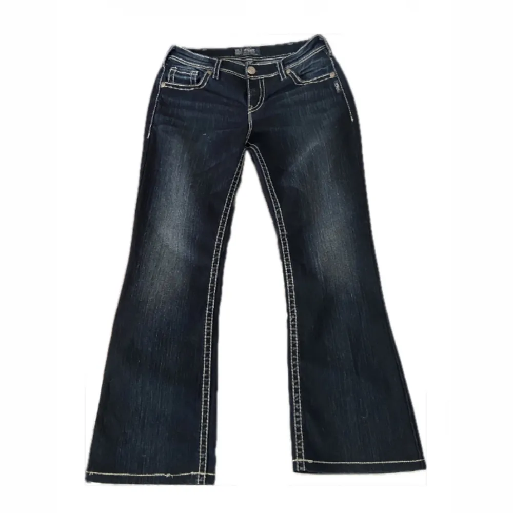 Feta mörkblå jeans med vita stygn! Bootcut och coola bakfickor. i perfekt skick och inga defekter. mått finns på bild 5😁 hör av dig vid frågor!🩷. Jeans & Byxor.