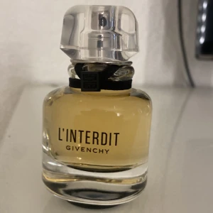 Givenchy parfym dam - Aldrig använt parfymen då jag inte tycker att det passar mig. Den är 35ml, original priset ligger på 1035kr. Pris kan diskuteras 