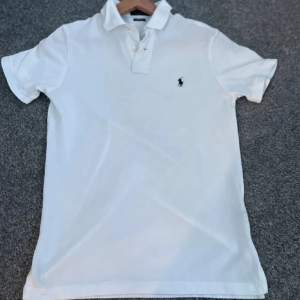 Nu säljer jag denna vita polo Ralph lauren piké för 449kr!💫 Storlek S slimfit 💫 Perfekt till sommarn!💫 Hör av er vid funderingar eller intresse🙏 Pris kan diskuteras!🙏