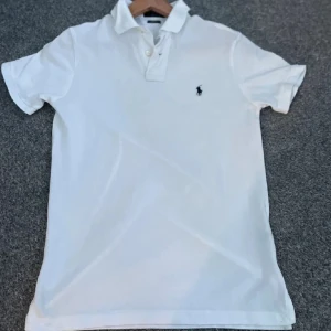 Polo Ralph lauren pike - Nu säljer jag denna vita polo Ralph lauren piké för 449kr!💫 Storlek S slimfit 💫 Perfekt till sommarn!💫 Hör av er vid funderingar eller intresse🙏 Pris kan diskuteras!🙏