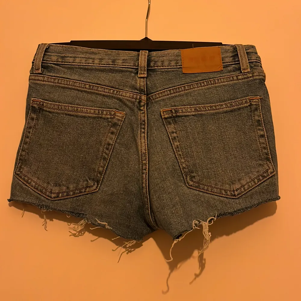 Jeans shorts från Weekday i storlek 24/30. Ny pris 299, mitt pris 149kr men kan diskuteras.❤️. Shorts.