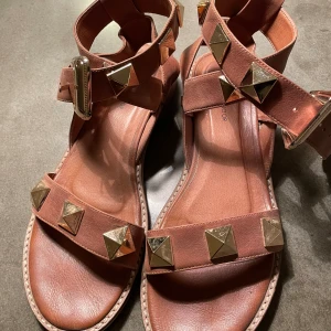 Sofie Schnoor Andrea Sandal  - Sköna och knappt använda sandaler då de är lite för stora då jag egentligen har 39.  Cognac