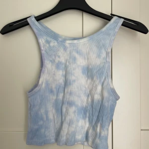 Blå tie-dye topp - Blå och vit tie-dye topp. Använd fåtal gånger. Nyskick. Köpt på plick