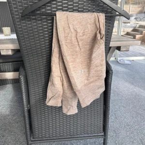 Träningsbyxor  - Tights från ICIW. Använda fåtal gånger så i väldigt fint skick. 