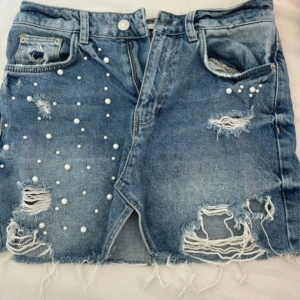 Jeanskjol med pärlor - Jeanskjol med pärlor o slitningar, från zara i storlek xs❤️