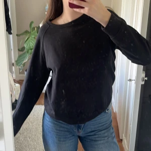 Svart sweatshirt - Säljer min svarta sweatshirt från lager 157! Super fint skick. Storlek M, 30kr