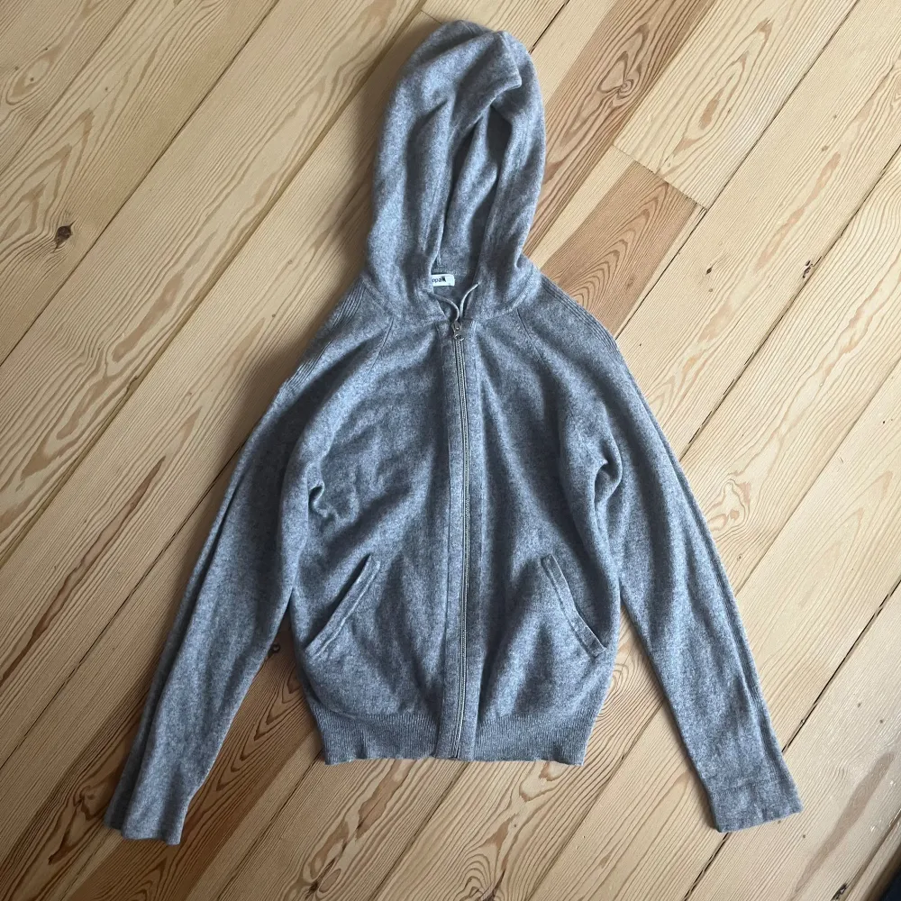 säljer denna superfina kashmir zip up tröjan i storlek S/XS från Filippa K. Tröjor & Koftor.