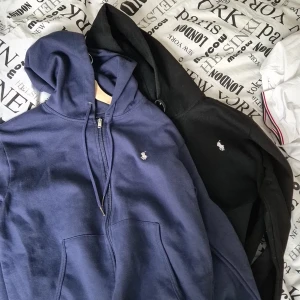 Ralph lauren zip hoodies - Hej! Jag blev lurad när jag köpte dessa två så de är falska. Generellt är de fräscha och sitter bra. Storlek S.
