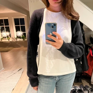 Kofta - Jättecool ”kofta” fast endast ärmarna! Älskar att ha denna över ett linne så att man slipper frysa🫶💛 inget tecken på användning 